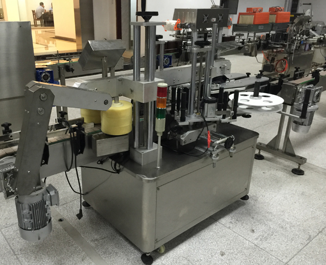 貼標機械的特寫圖片.jpg