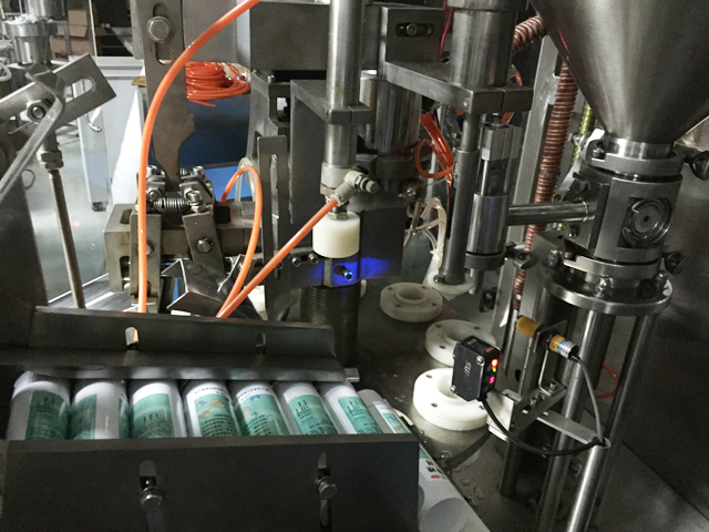 tubes holding feeding system 用於填充密封的自動管送料系統.jpg