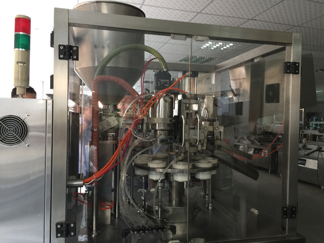 close pictures of tubes filling sealing machines 管材填充封尾機工作原理.jpg