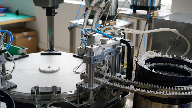 ROTARY 將電子液體填充到塑膠瓶中.jpg