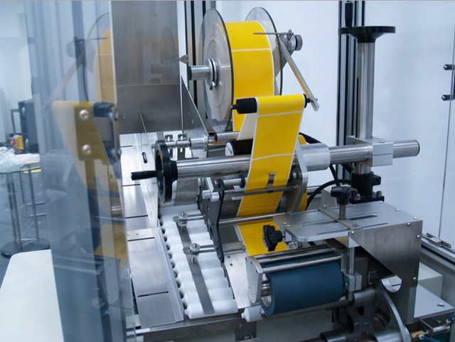 feeding tubes labeling process 貼標機械的詳細資訊.jpg