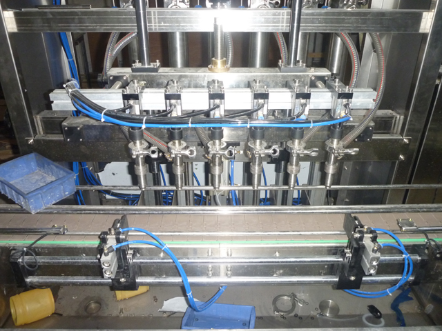 machines for filling foamy liquid 溢流填充機6個填充嘴.JPG