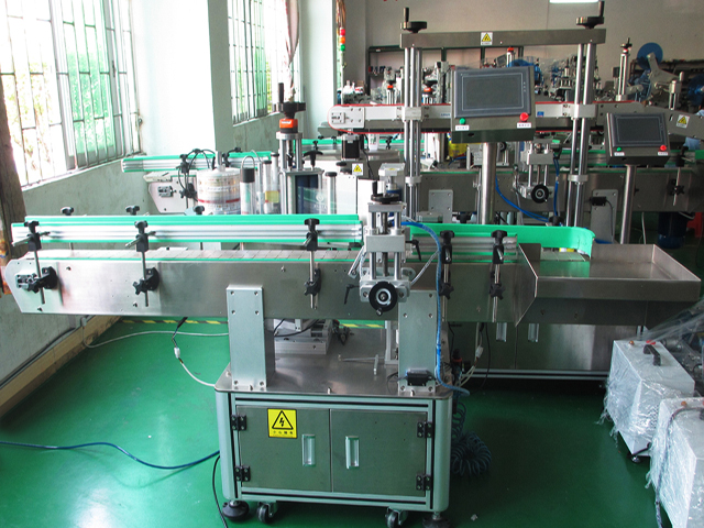 labeling machine with positioning system 貼標設備瓶 PLC.jpg