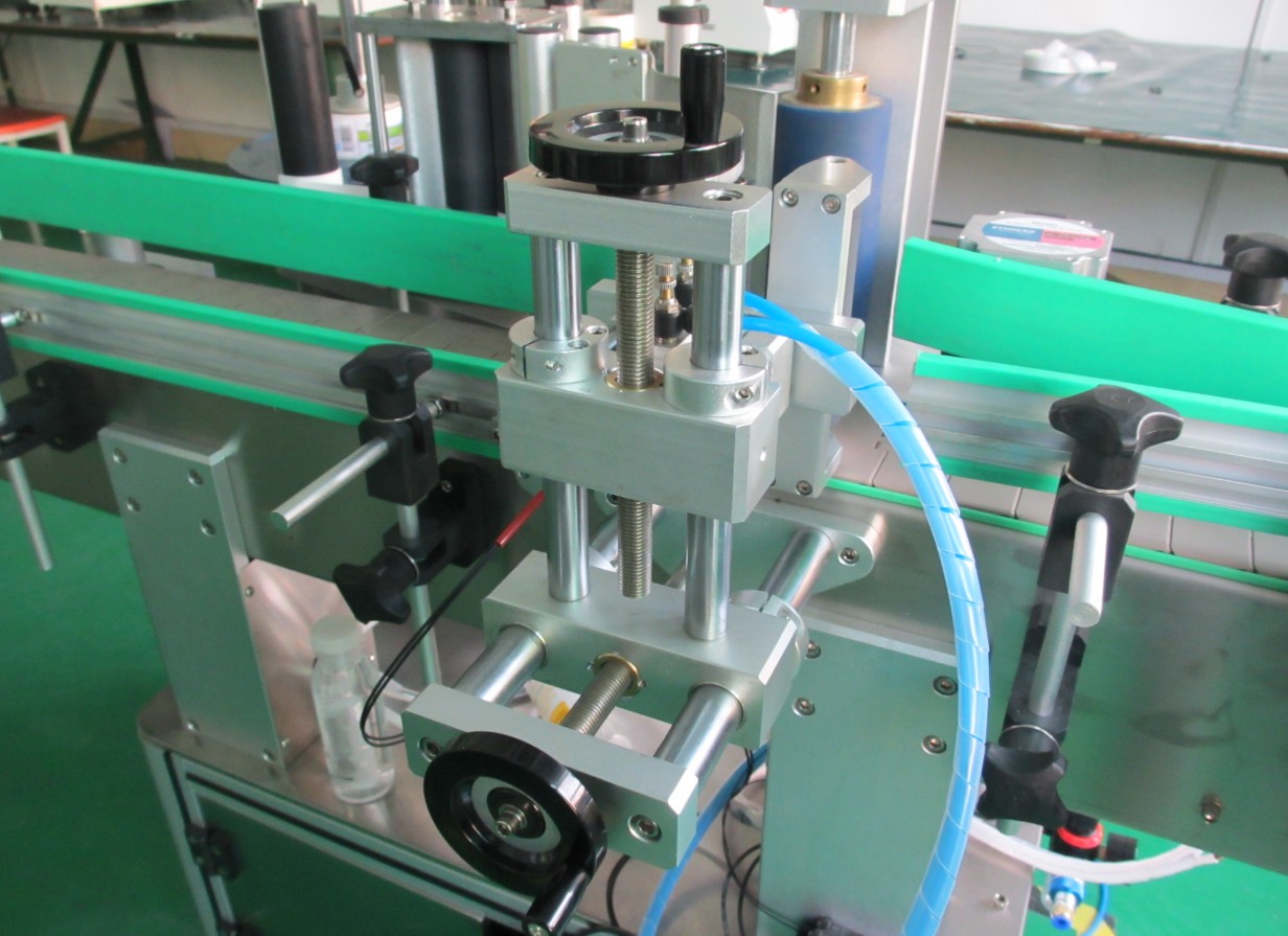 round bottles labeling machinery automatic 圓瓶貼標機 (10).JPG