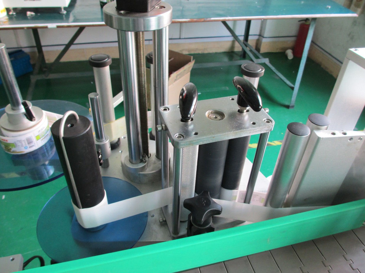round bottle labeler Flaschen Etikettiermaschine 圓罐貼標機 ETIKETTIERMASCHINE.jpg