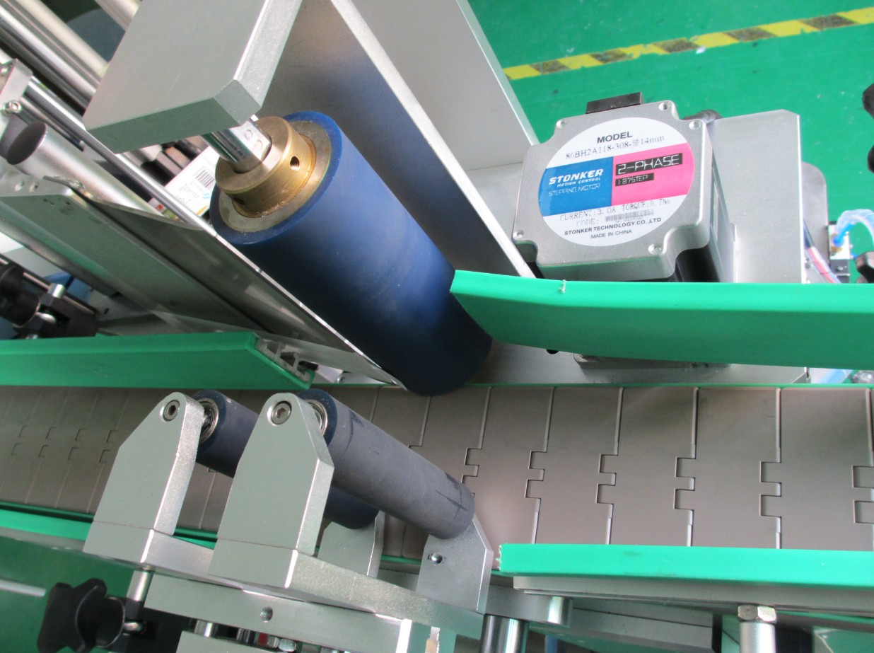 PLC controlling system bottle labeling machine 貼標設備瓶 PLC2.jpg