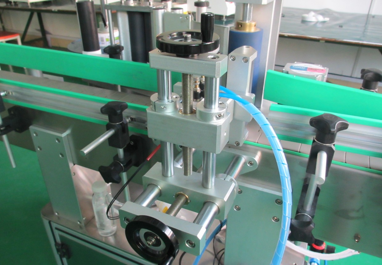 labeling machine with positioning system 貼標設備瓶 PLC.jpg