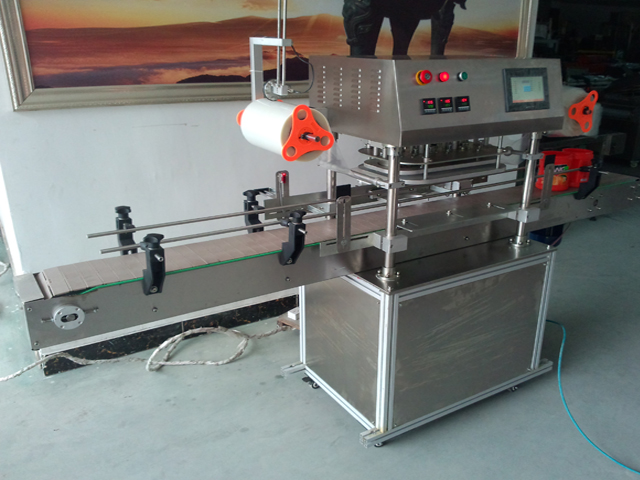 side pictures for automatic jars sealing machine 封口機運轉中.jpg