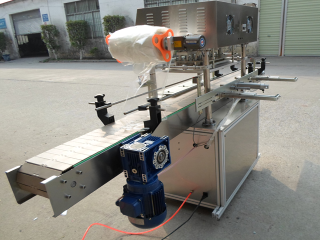 automatic jars sealing equipment in factory 罐子封口機.jpg