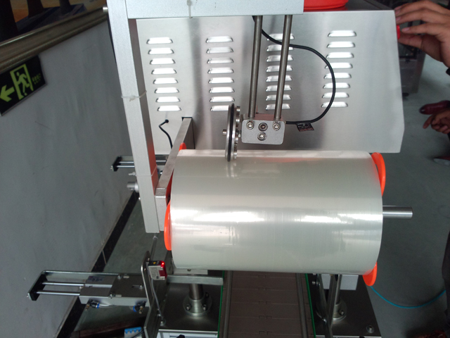 film ready on the roller for jars sealing 密封膜.jpg
