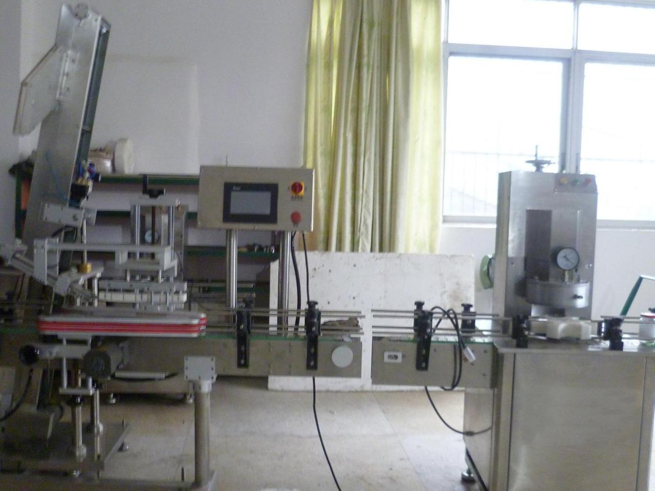 vacuum capping machine with cap placement 玻璃罐真空旋蓋機.JPG