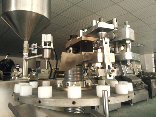 metal tubes filling folding machine 庫存管灌裝封尾機.jpg