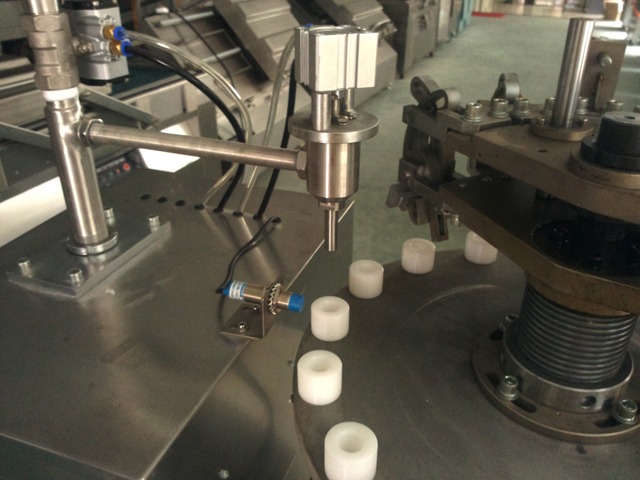 filling nozzles for aluminum tubes filling process 金屬管密封填充.jpg