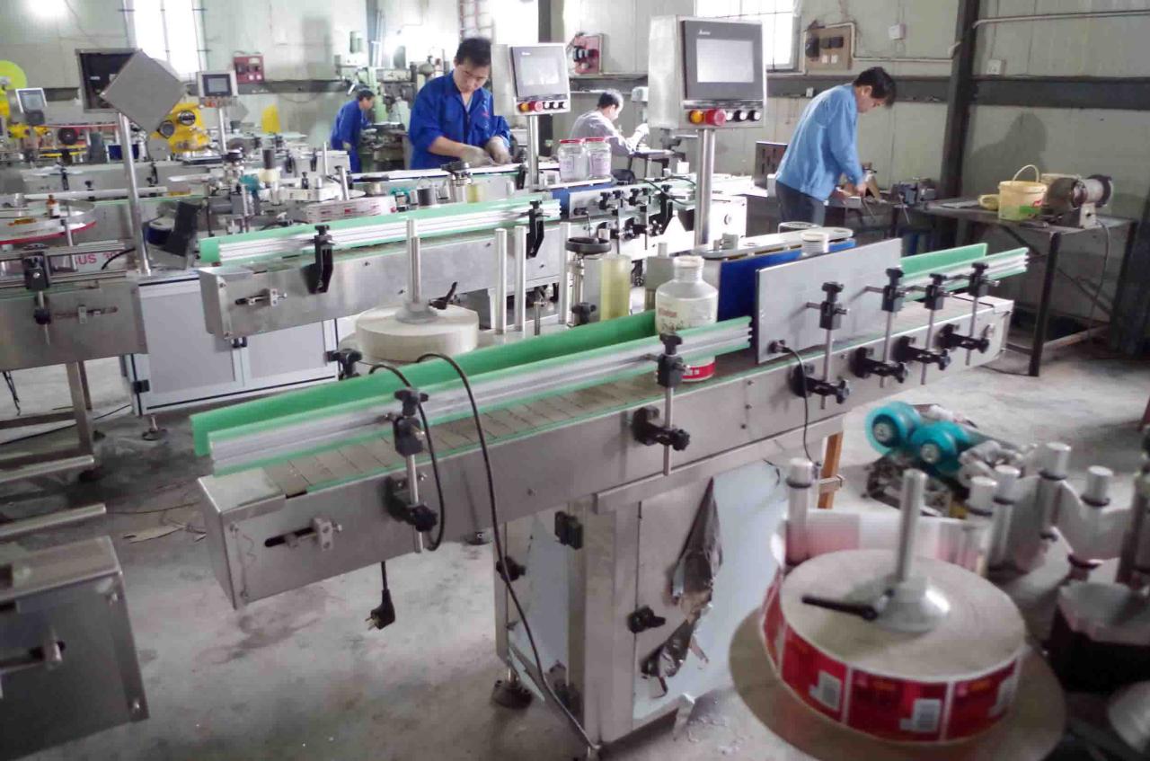 automatic labeling machine for bottles 用於製造的瓶子貼標設備.jpg