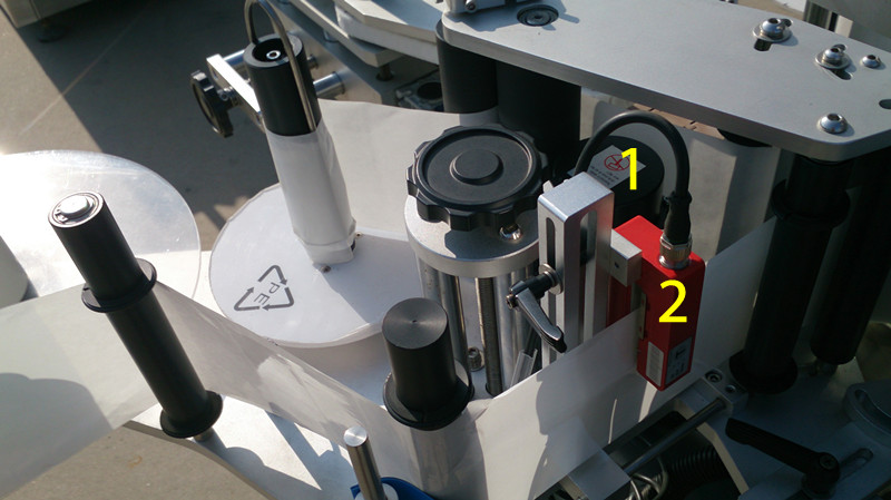 labeling machine for E liquid small bottles 電子液體標籤關閉圖片.jpg