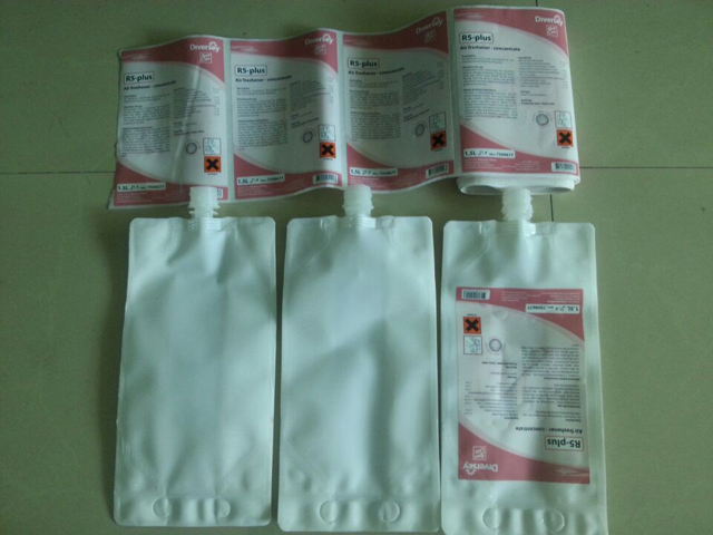 半自動袋子貼標機 (4).jpg