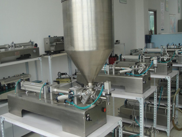 horizontal filling machine for both liquid and paste 膏霜液體填充機.jpg