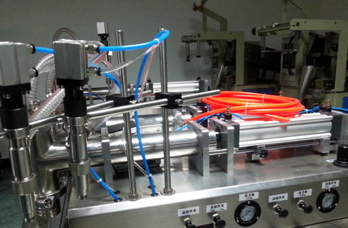 liquid filling machinery semi automatic 全氣動臥式液體填充機.jpg