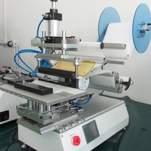 rolling labeling machine for plane surface objects 半自動滾動貼標機。