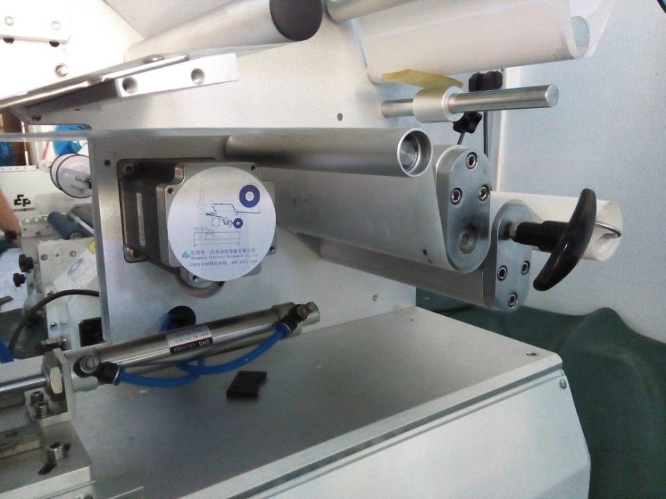close shot for labeling machines 半自動滾動貼標機。