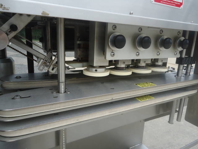 high speed linear screw capping machines 高速旋蓋機.jpg