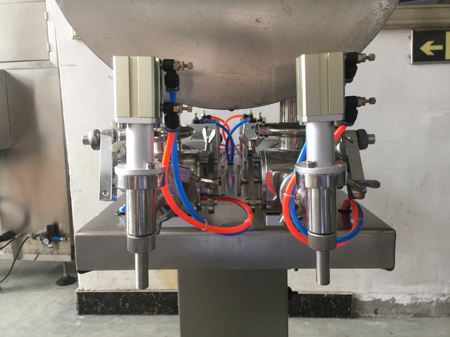 two filling nozzles pneumatic filler equipment 噴嘴二.jpg