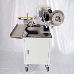 適用於狗骨寵物食品包裝的半自動旗幟標籤貼標機