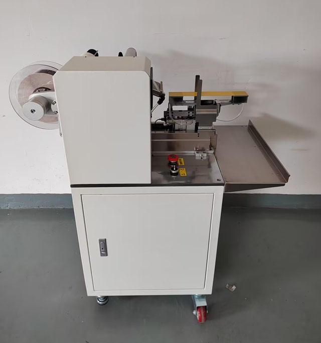 狗糧包裝貼標機 (5).jpg