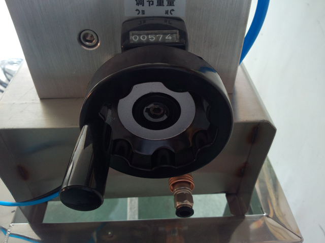 liquid filling machine semi automatic 洗髮精填充設備.jpg