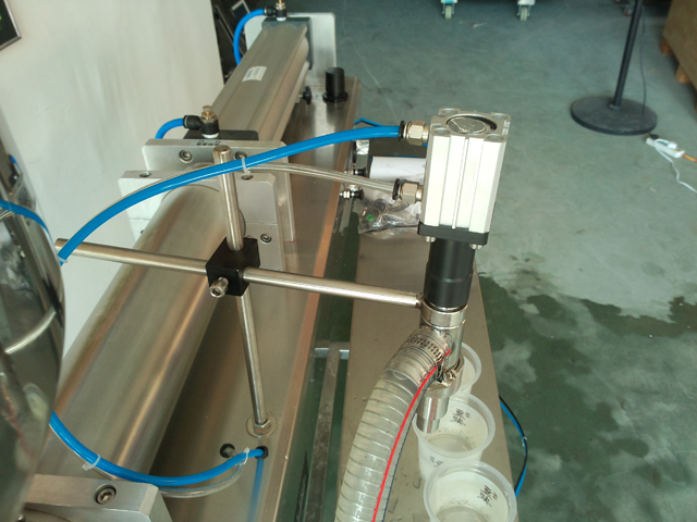liquid filling machine for lotion shampoo cream 洗髮精填充設備.jpg