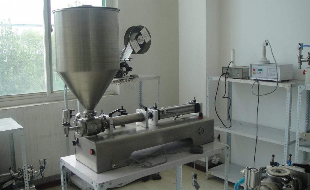 liquid paste filling machine with vertical hopper 單頭料斗填充機.jpg