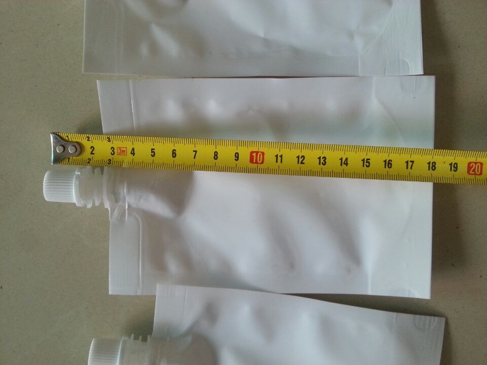 samples of spout bags sent from africa customers 單頭吸嘴袋填充料斗.jpg