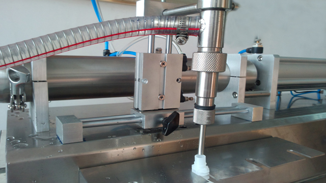single head filling machine for spout bags with hopper 噴嘴填料.jpg