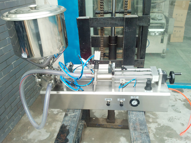 portable filling machine with handheld filling head 半自動灌裝機械設備.jpg