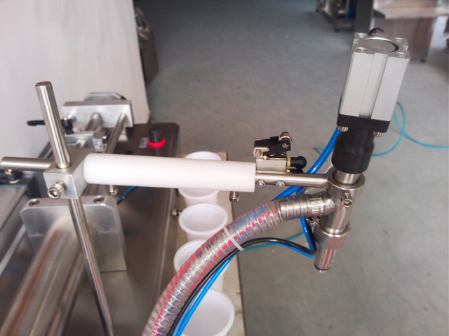 nozzles close shot from filling machines 手提式灌裝機填充噴嘴.jpg