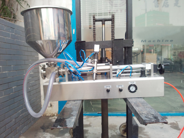 front shot for filling machine 手持式灌裝頭灌裝機.jpg