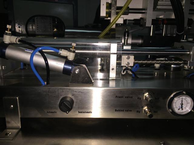 horizontal filling machine for filling process 臥式軟管灌裝封口機.jpg