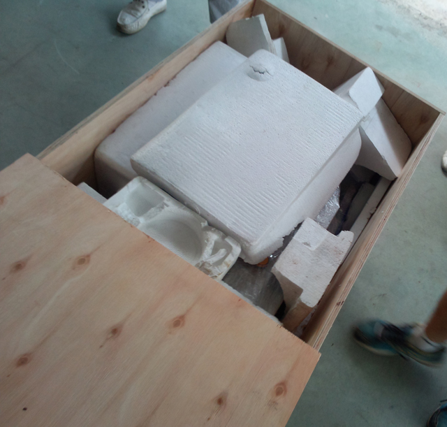 wooden case packaging before ocean shipping 貼標機包裝.jpg
