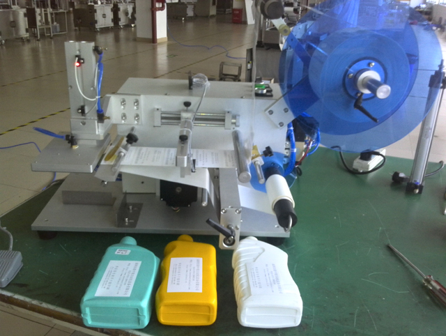 bottles labeling machine semi automatic 扁瓶貼標機設備.jpg