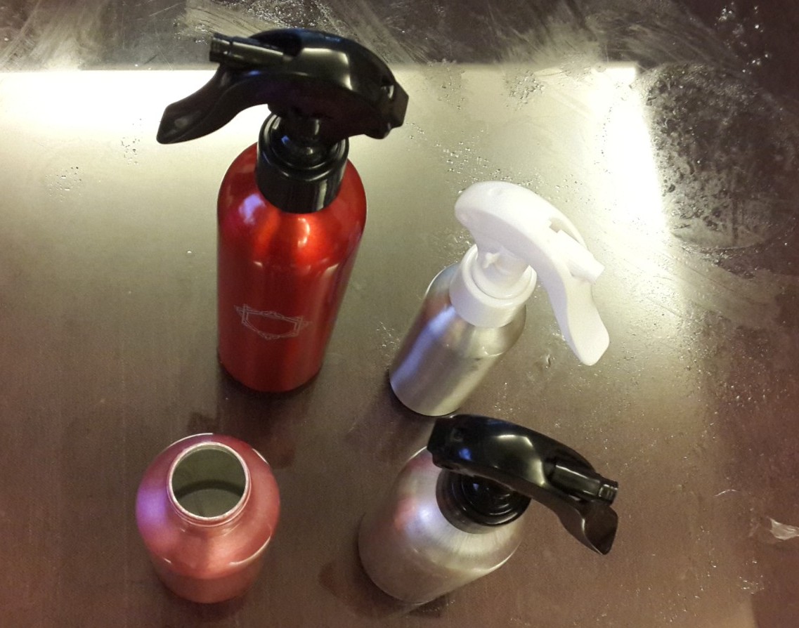 spray pump caps bottles from customer for screw capping machine 噴霧幫浦蓋旋蓋機.jpg