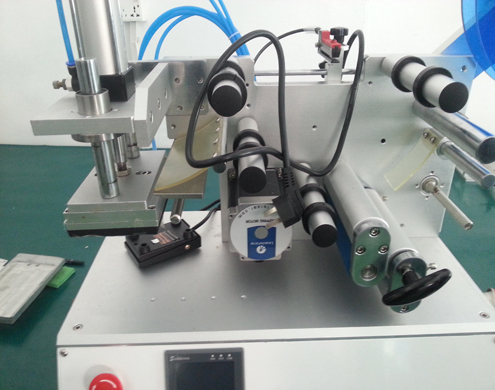 flat surface labeling equipment semi automatic 平面貼標機裝置 (3).jpg