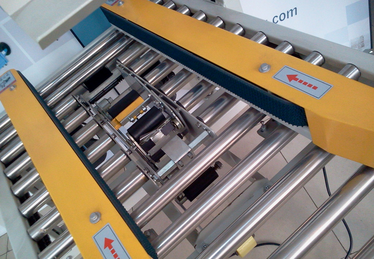 carton sealing stainless steel roll 半自動封箱機近景.jpg