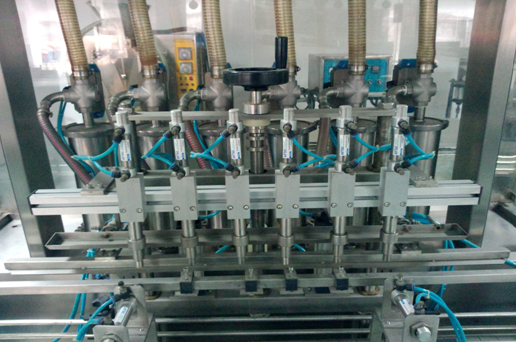 linear filling machinery for thick cream 直線填充機械近景.jpg