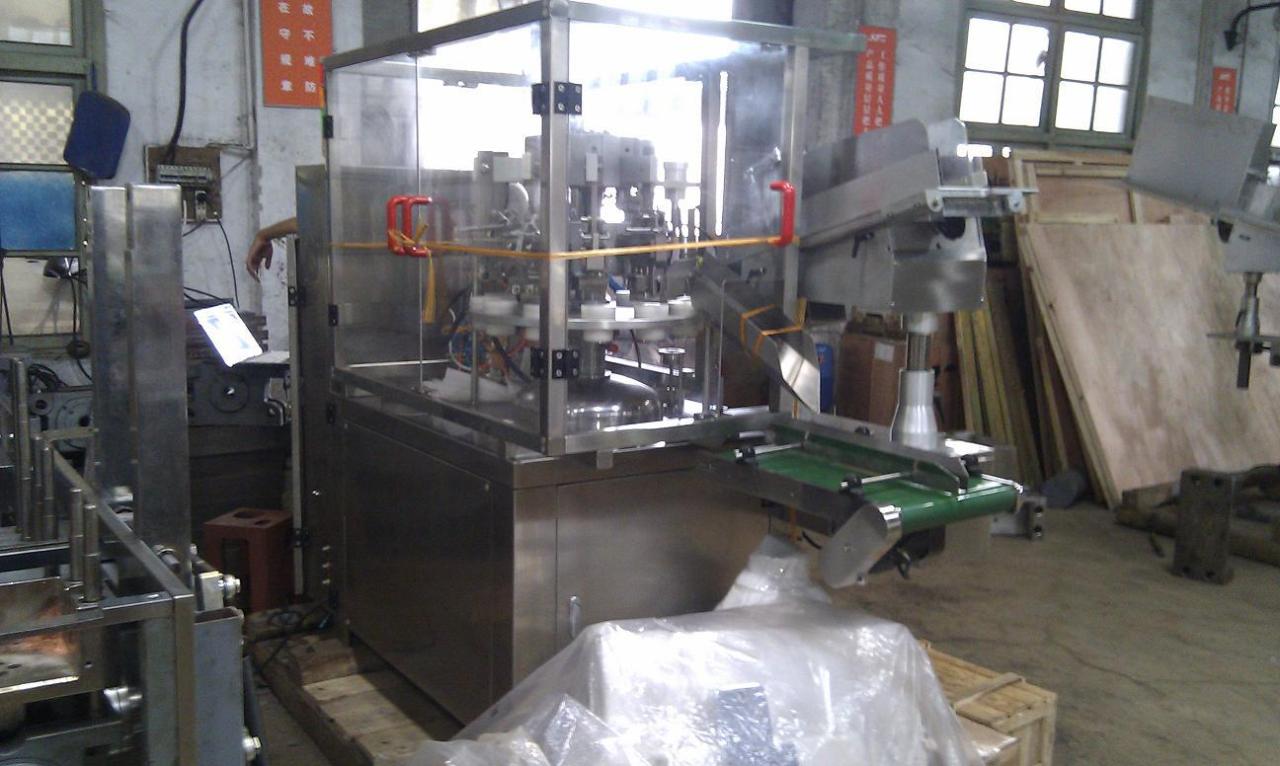 semi automatic tube filler sealer with protective chamber 管填充密封機保護室.jpg