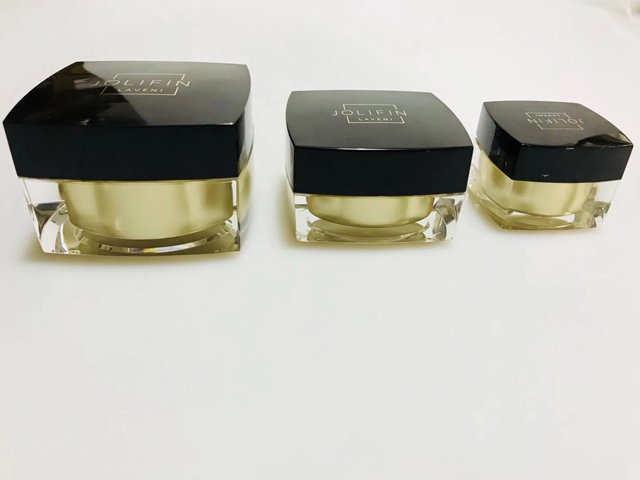 用於密封封蓋機的方形黑色罐子